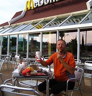 Lep hamburger s hranolkami, ako przdne brucho.